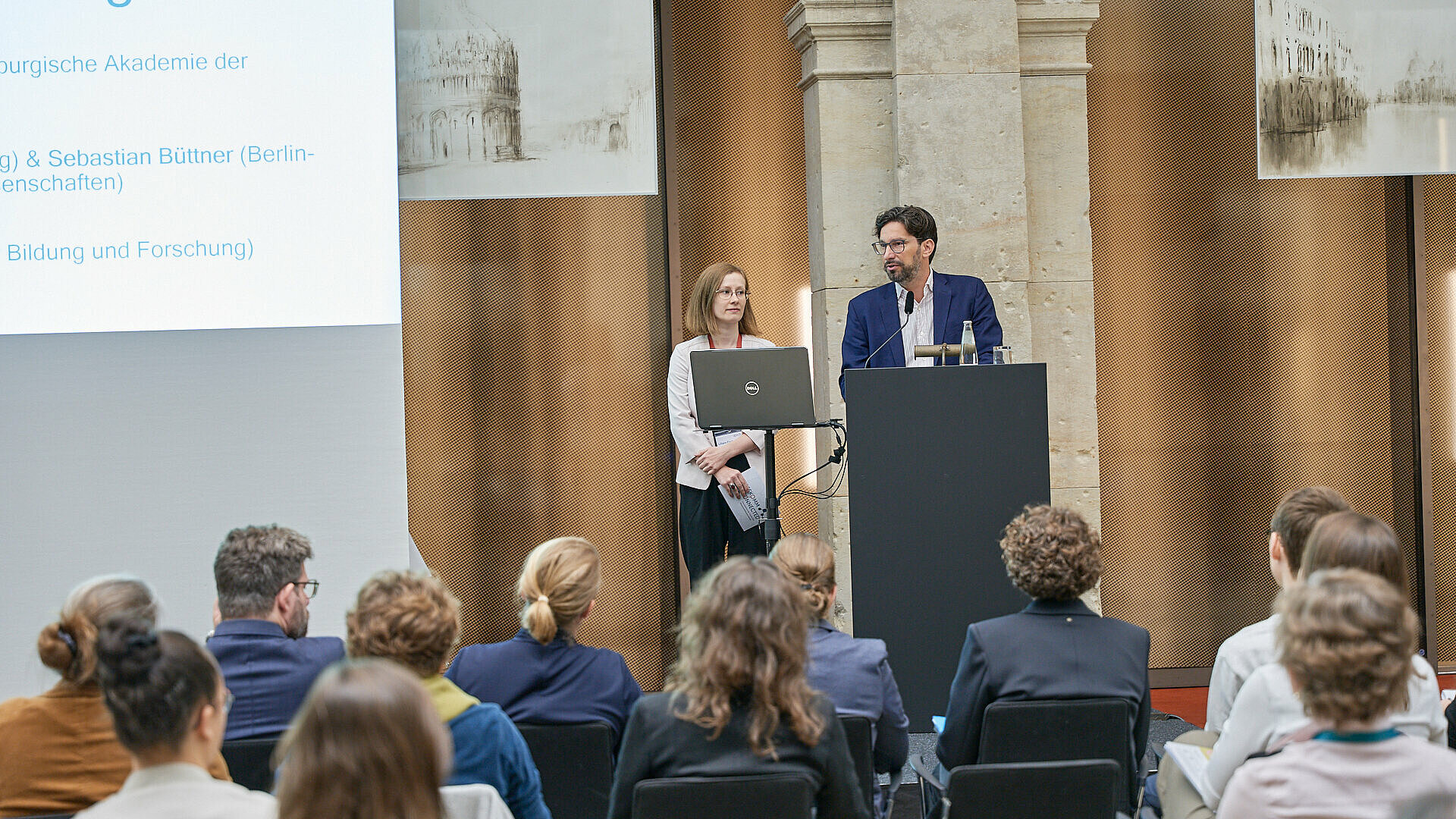 Sebastian Büttner (BBAW) und Liliann Fischer (Wissenschaft im Dialog) eröffnen die Konferenz Wisskomm Connected der Transfer Unit Wissenschaftskommunikation