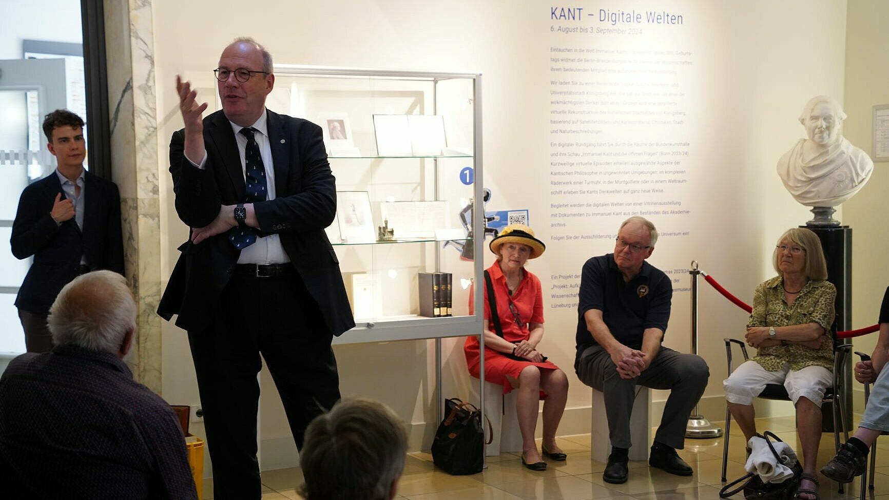 Rundgang mit Akademiepräsident Christoph Markschies durch die Ausstellung "KANT - Digitale Welten" am 27. August 2024.