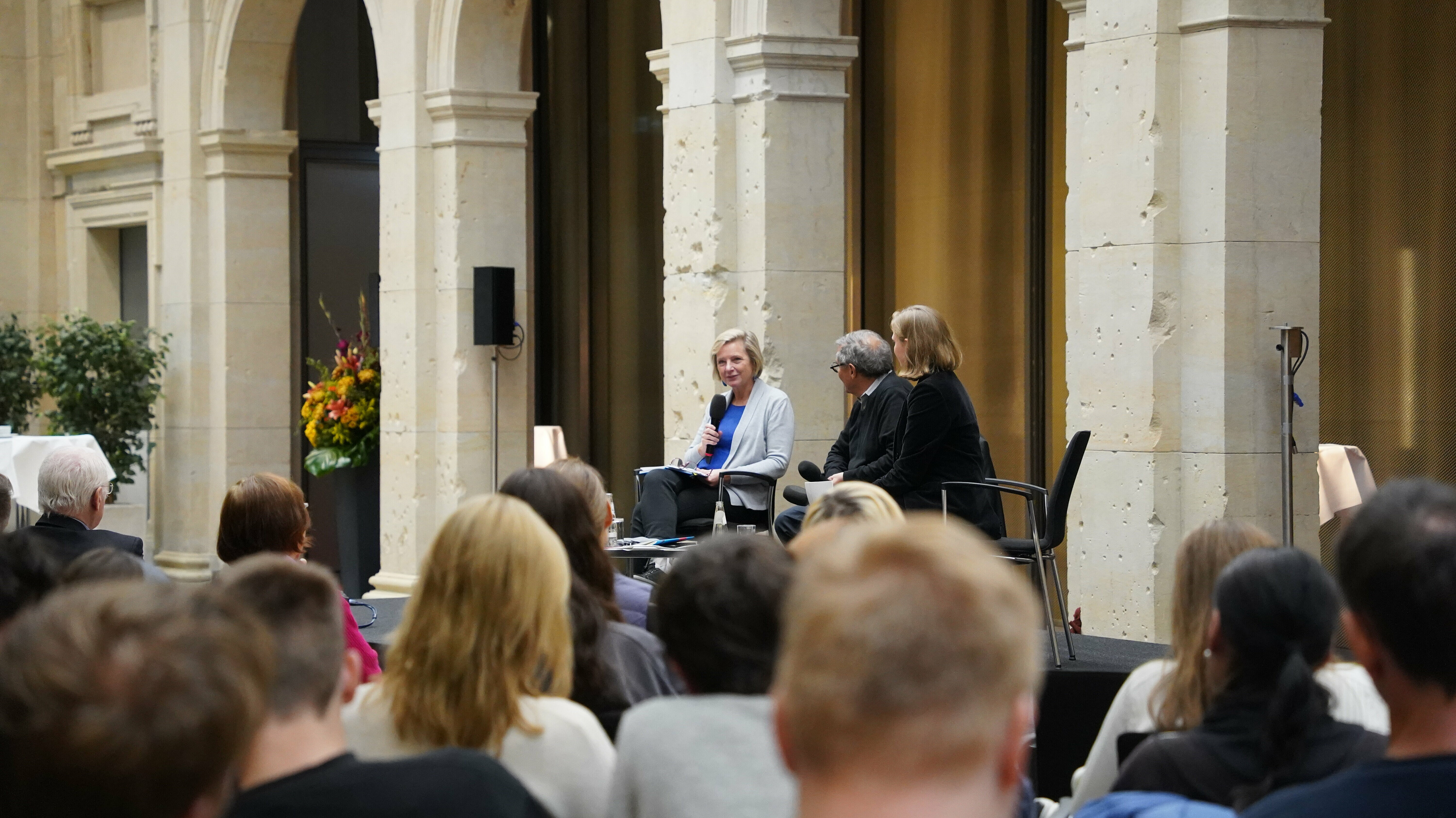 Akademiemitglied Mitchell Ash (Universität Wien) und Anja Osterhaus (Reporter ohne Grenzen) diskutierten am 1. Oktober mit Schüler:innen die Dynamik der drei Freiheiten: Meinungs-, Presse- und Wissenschaftsfreiheit. Ein Beitrag des Jahresthemas 2023|24 „Projekt: Aufklärung!“   zum Programm „Perspektive: FREIHEIT“ der Union der deutschen Wissenschaftsakademien im Wissenschaftsjahr 2024 – Freiheit. Gefördert vom Bundesministerium für Bildung und Forschung.